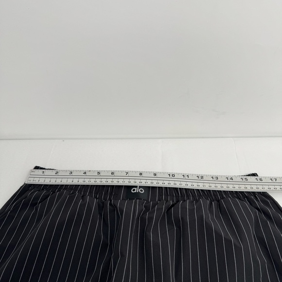 Alo Yoga Pinstripe Daylight Boxer Pant Size L Black/titanium - Picture 9 of 14